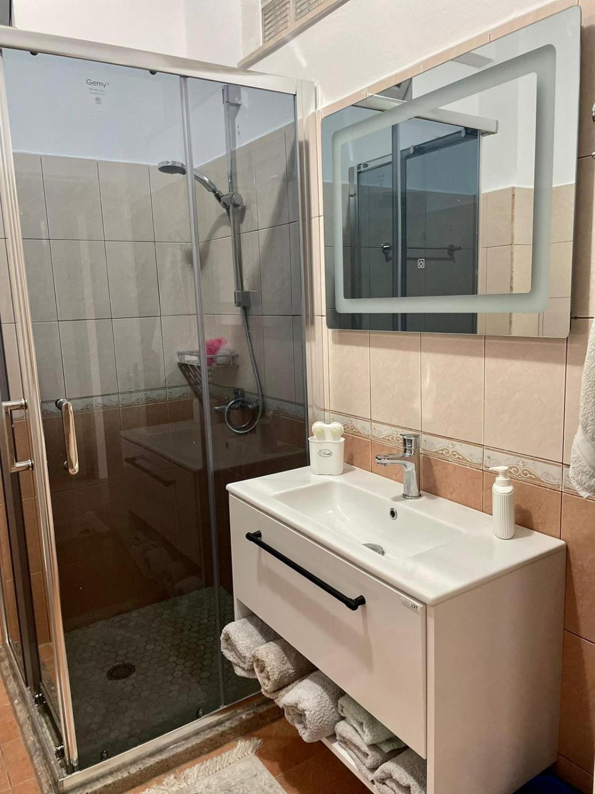 Adra'S Apartment Shkodër Екстериор снимка